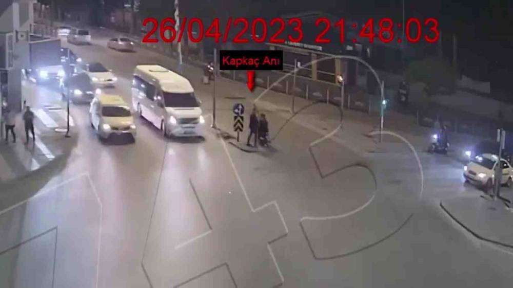 Telefonu çalan motorlu hırsız kameralara yakalandı
