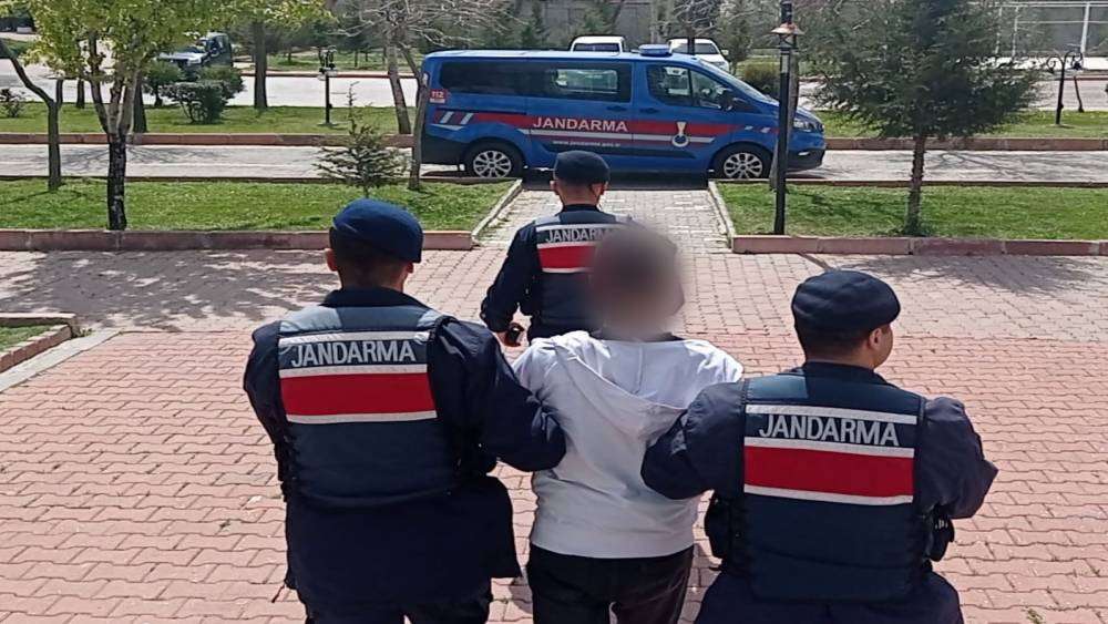 4 yıl 6 ay hapis cezası bulunan şahıs jandarma tarafından yakalandı
