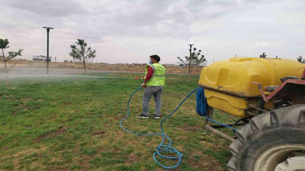 Viranşehir genelindeki parklarda ilaçlama çalışması sürüyor
