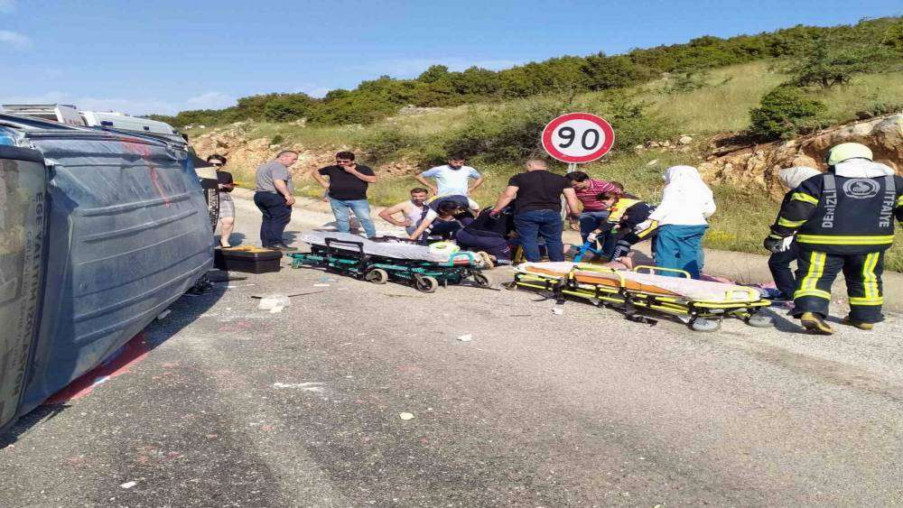 Devrilen minibüsteki 3 kişi yaralandı
