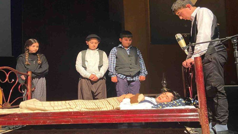 Ünlü ozanın hayatı sahnelendi
