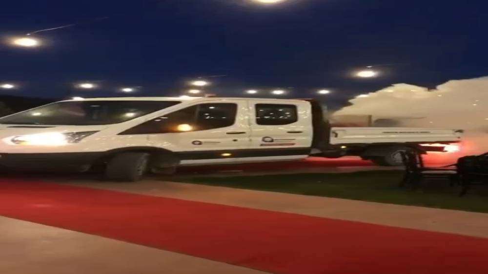 Kırmızı halıdan gelin ve damattan önce sivrisinek ilaçlama aracı girdi
