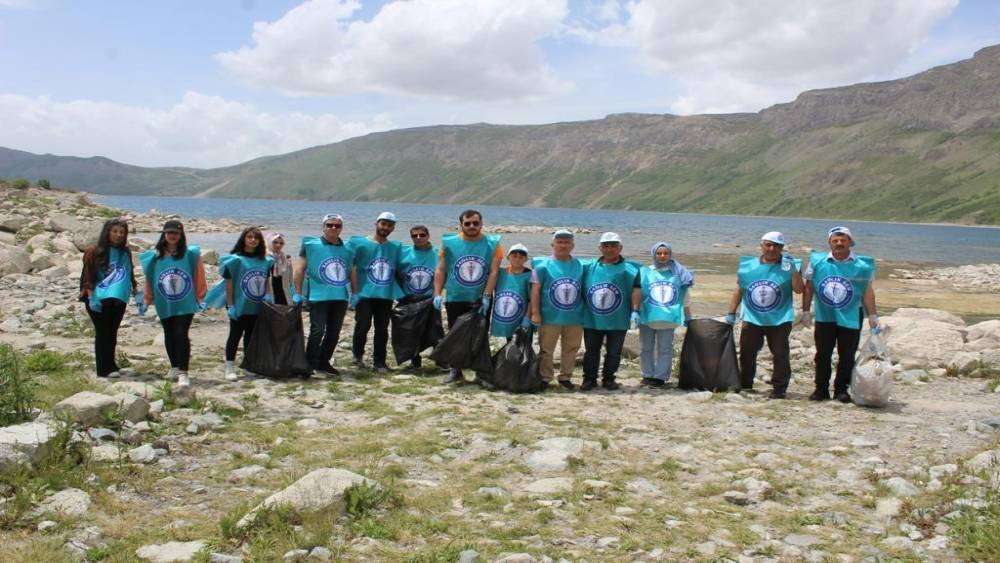 Doğa harikası Nemrut’ta çevre temizliği
