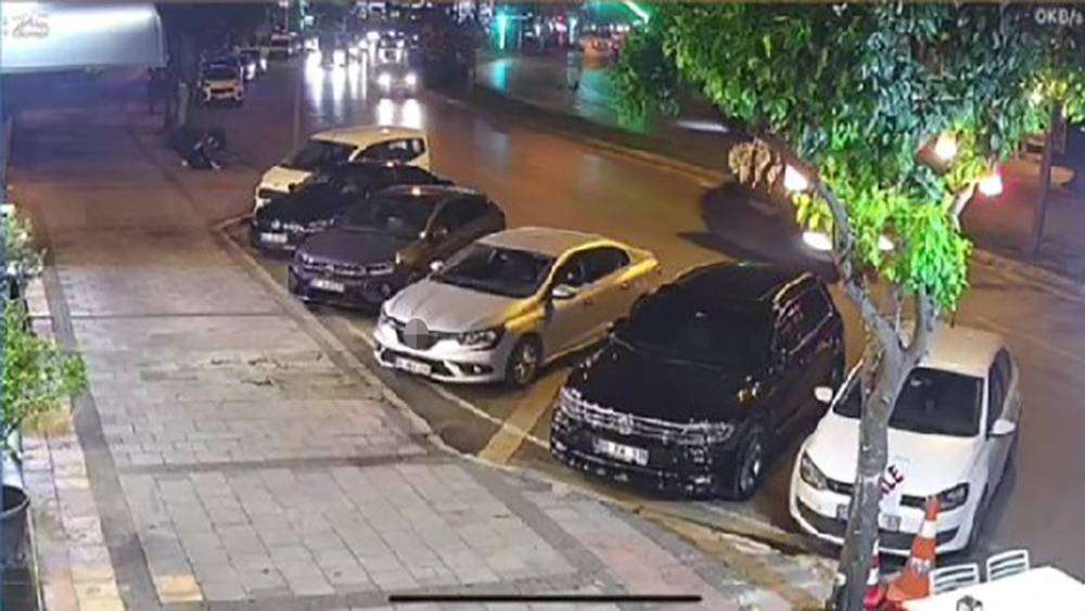 Yolun karşısına koşan gence otomobil çarptı, o anlar kameraya yansıdı

