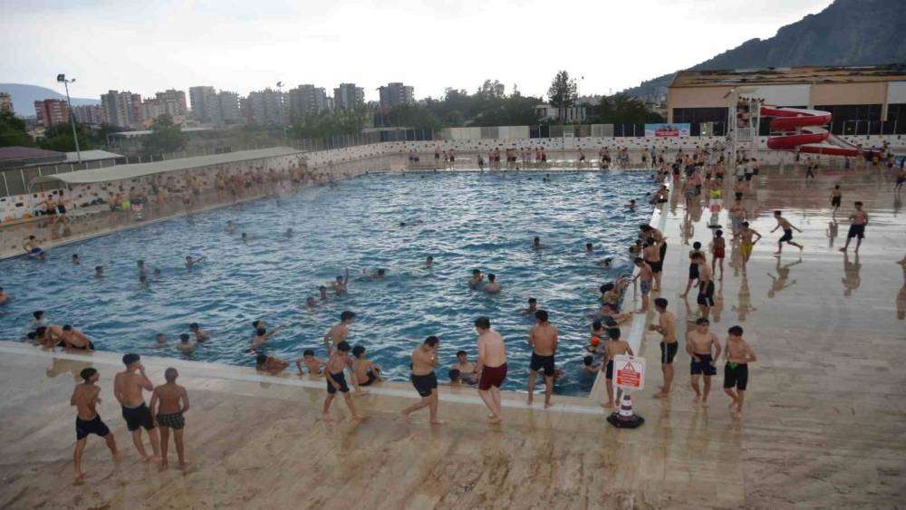 Yaz yağmuru gençlerin havuz keyfini engellemedi
