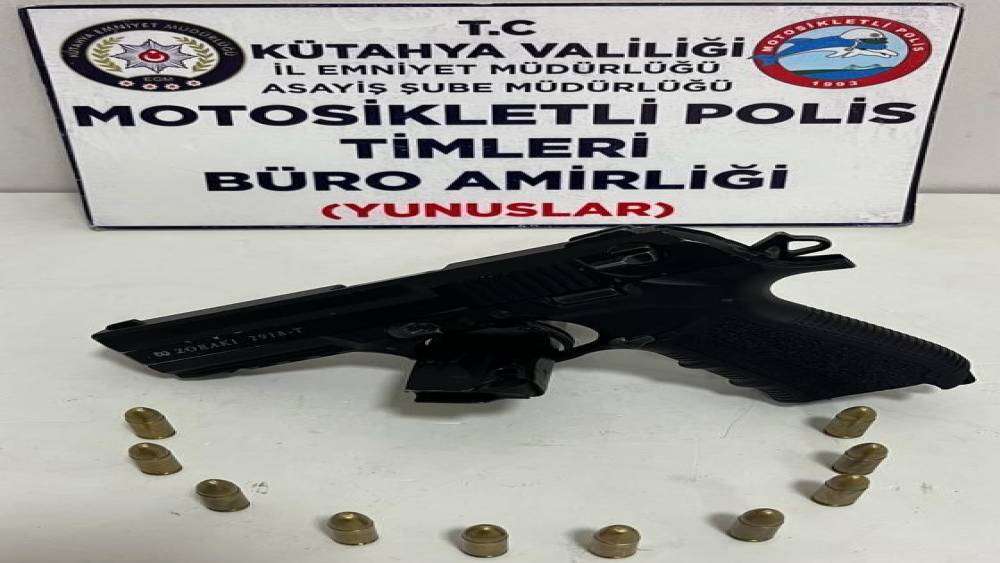 Kütahya’da bir kişinin üzerinde ruhsatsız tabanca ele geçirildi
