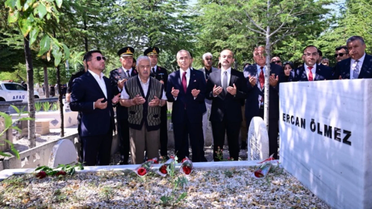 15 TEMMUZ ŞEHİTLERİ DUALARLA ANILDI: NEVŞEHİR PROTOKOL&Uuml; ŞEHİT MEZARLARINI ZİYARET ETTİ