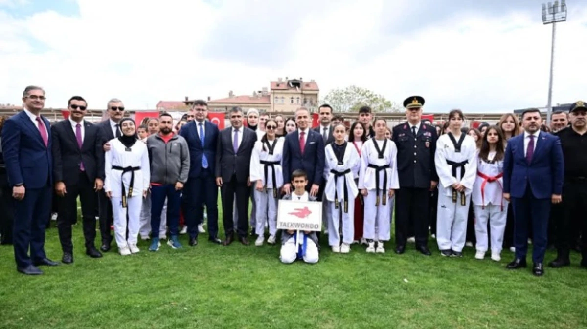 19 MAYIS COŞKUSU GAZİ STADYUMUNDA YAŞANDI 