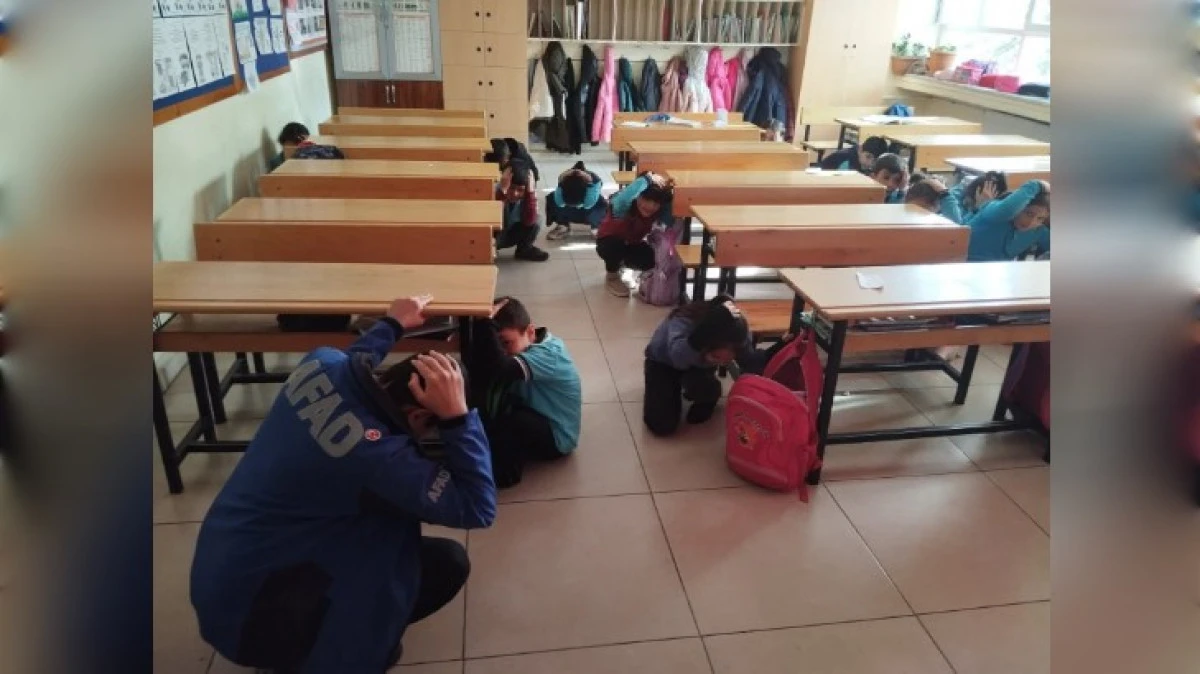 AFAD EĞİTİMLERİ CAMİİ'DE OKULDA HER YERDE DEVAM EDİYOR 