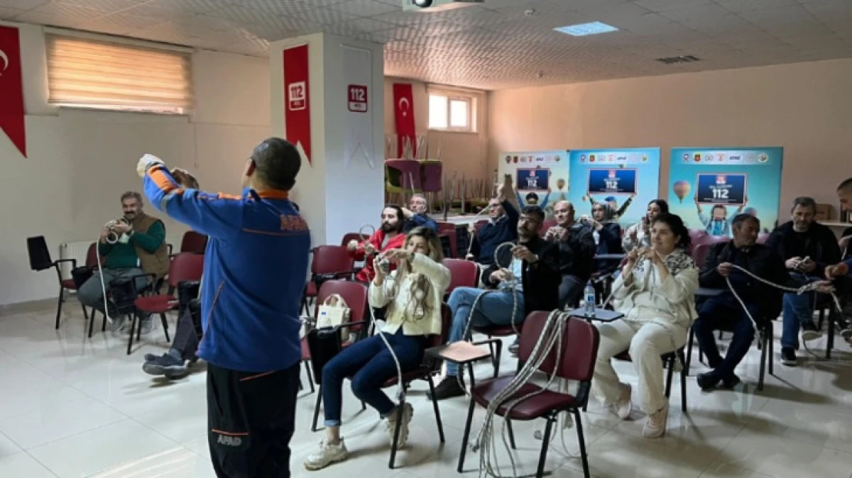 AFAD YENİ G&Ouml;N&Uuml;LL&Uuml;LERİNİ EĞİTİYOR 