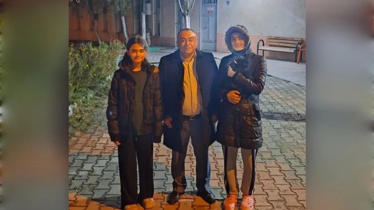 AĞAÇTA MAHSUR KALAN KEDİLERİ İÇİN BAŞKANDAN YARDIM İSTEDİLER 