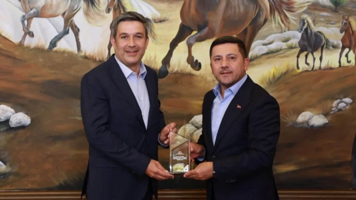 ASLANBAY, ARI'YI MAKAMINDA ZİYARET ETTİ 