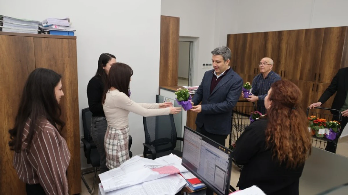 ASLANBAY KADIN PERSONELE &Ccedil;İ&Ccedil;EK HEDİYE ETTİ