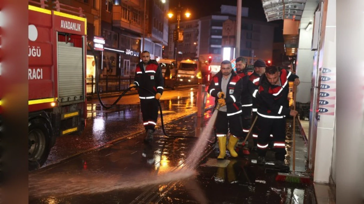 ATAT&Uuml;RK BULVARINDA GENEL TEMİZLİK YAPILDI 