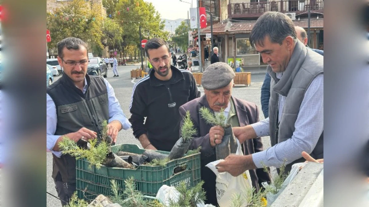 AVANOS'TA VATANDAŞLARA FİDAN DAĞITILDI-