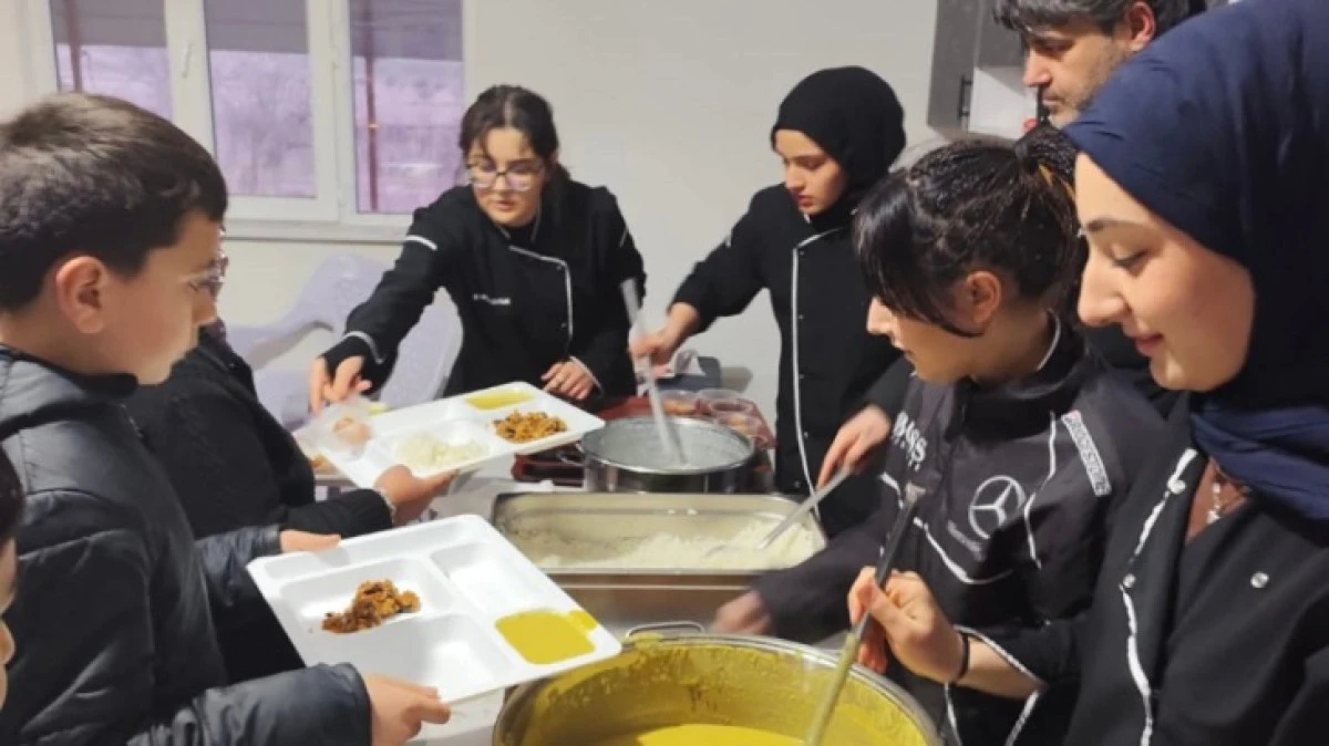 BİR OKUL BAŞKA BİR OKULA İFTAR VERDİ 