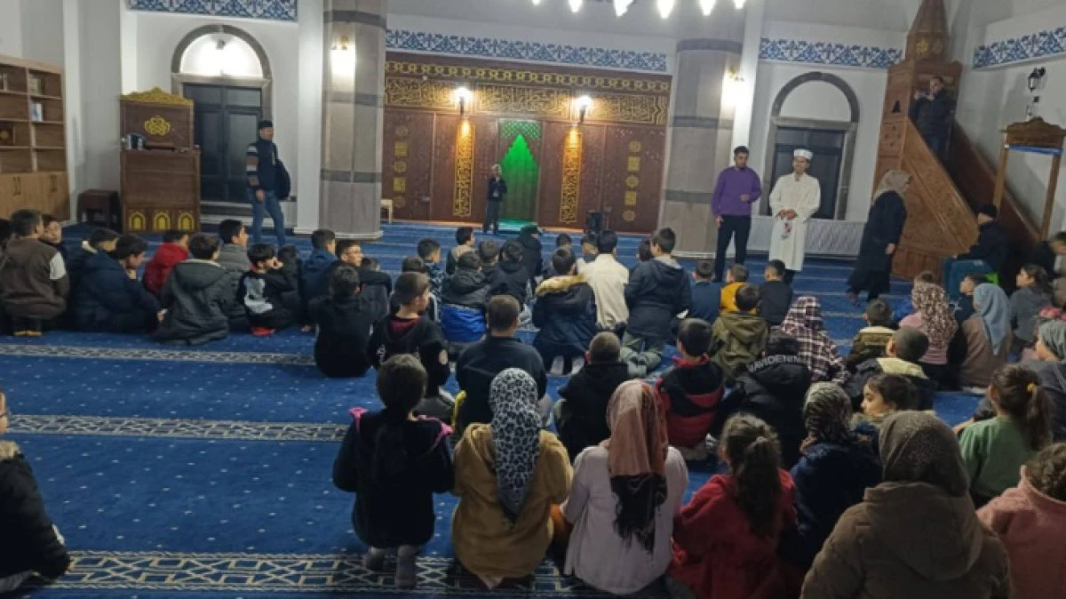 CAMİİYE DEVAM EDEN &Ccedil;OCUKLARA İFTAR VE BAYRAM HAR&Ccedil;LIĞI VERİLDİ 