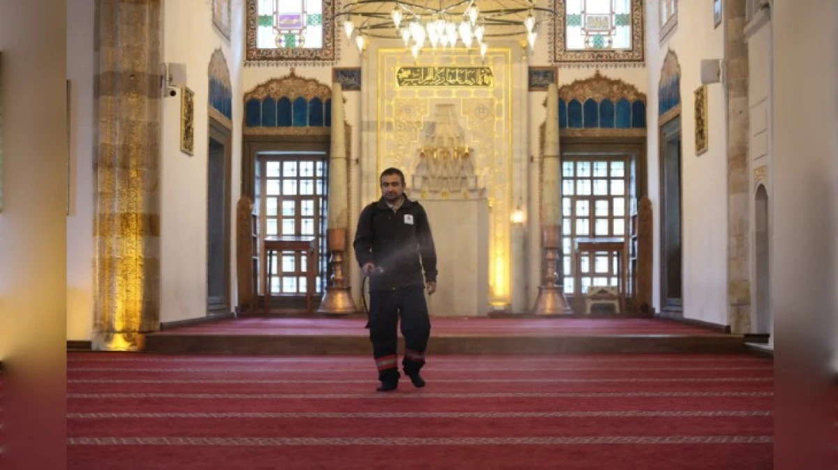 CAMİLER G&Uuml;LSUYU KOKACAK 