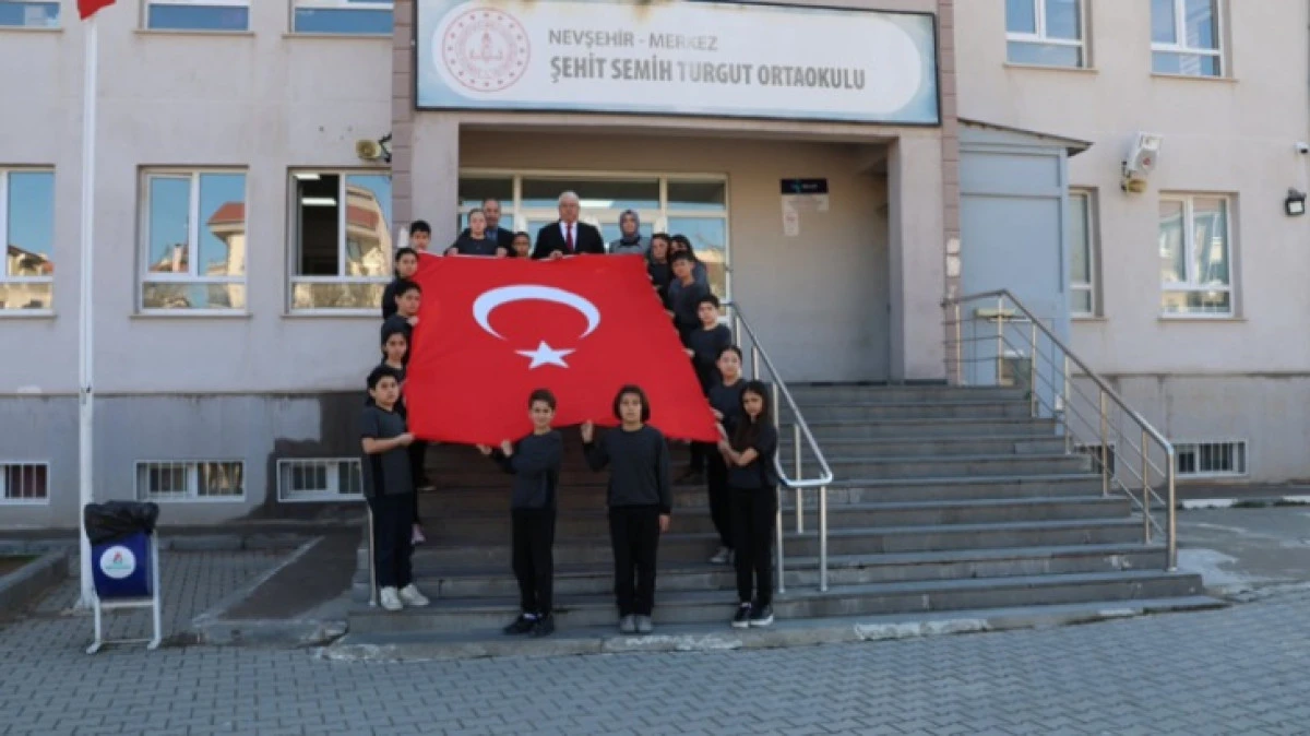 &Ccedil;ANAKKALE'DEN GELEN BAYRAK OKULA TESLİM EDİLDİ 