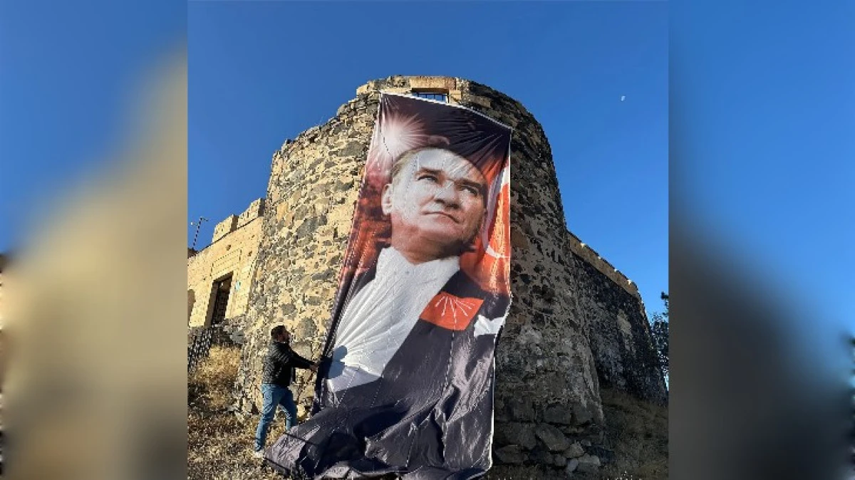 CHP İL BAŞKANLIĞI ŞEHRİ ATATÜRK POSTERLERİ İLE DONATTI 