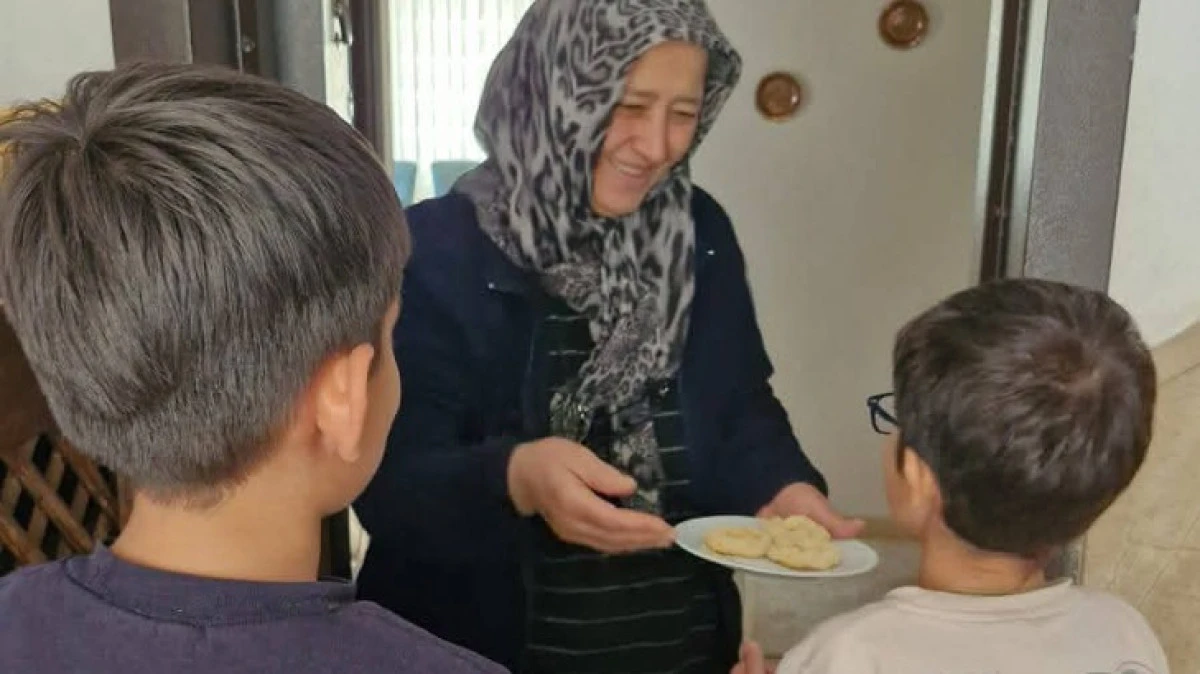 &Ccedil;OCUKLAR KADİR GECESİNDE KURABİYE YAPIP KOMŞULARINA DAĞITTI 