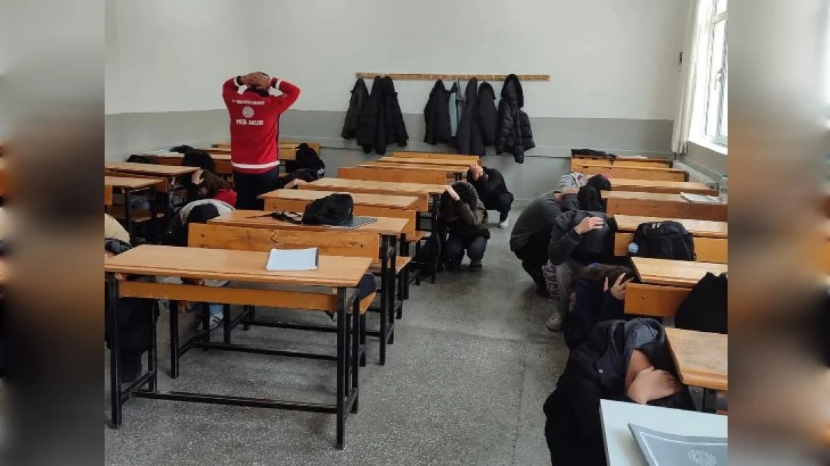 DEPREMİN YILD&Ouml;N&Uuml;M&Uuml;NDE OKULLARDA DEPREM TATBİKATI YAPILDI 