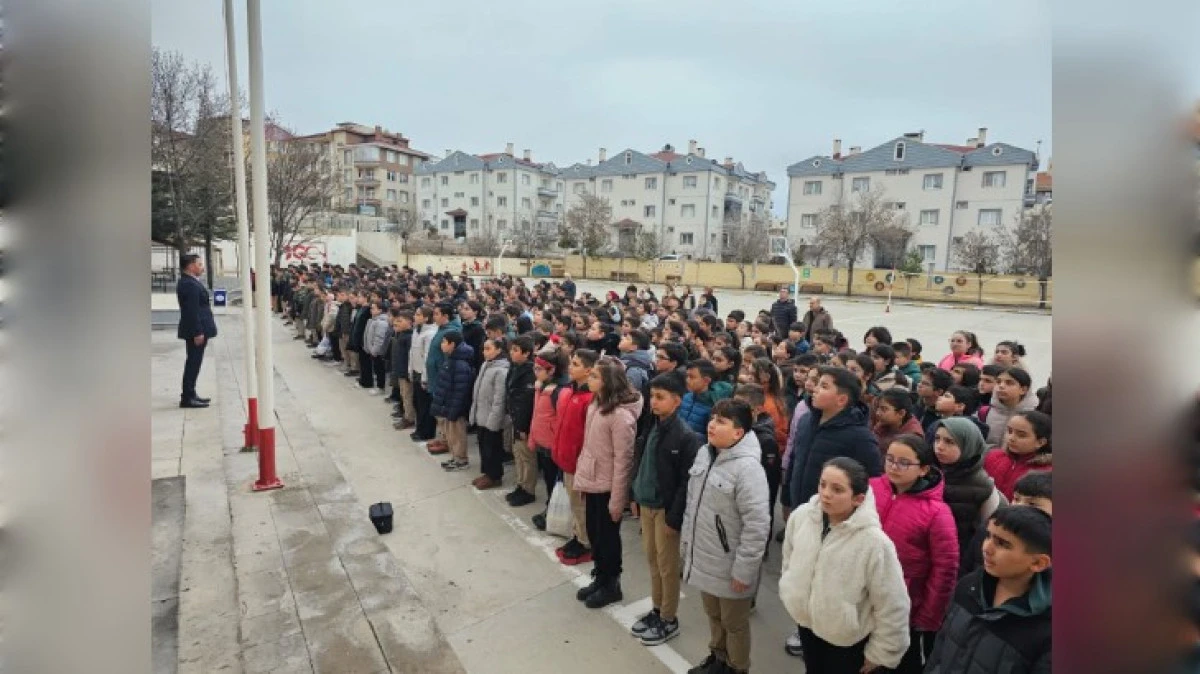 DEPREMİN YILD&Ouml;N&Uuml;M&Uuml;NDE OKULLARDA SAYGI DURUŞU YAPILDI 