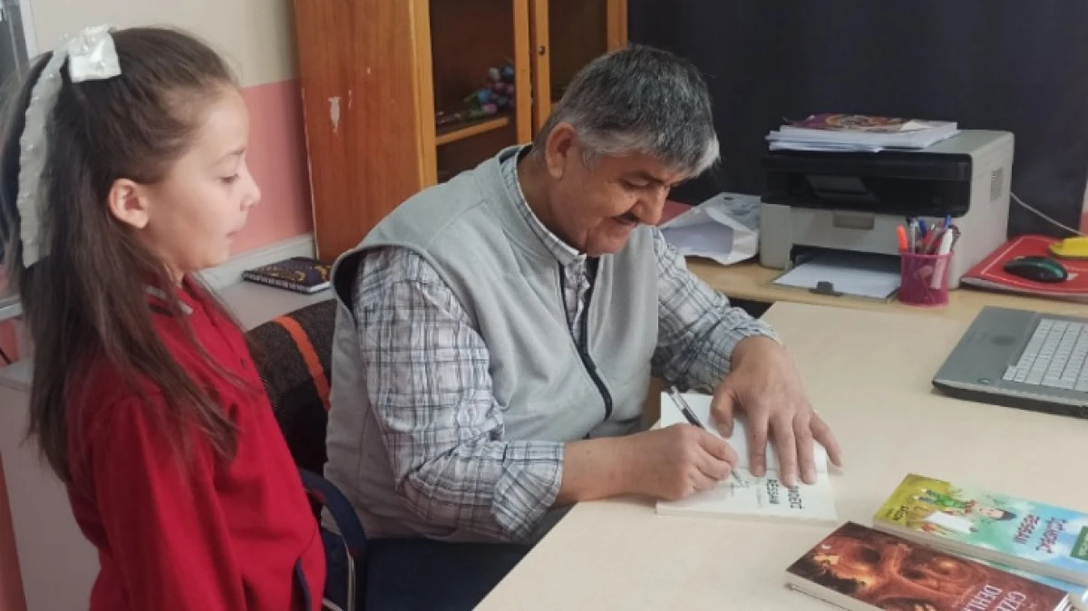 DERİNKUYU'DA &Ouml;ĞRENCİLERE KİTAP DAĞITILDI 