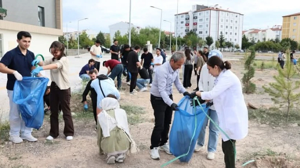 DİŞ FAK&Uuml;LTESİ &Ouml;ĞRENCİLERİ &Ccedil;EVRE TEMİZLİĞİ YAPTI 