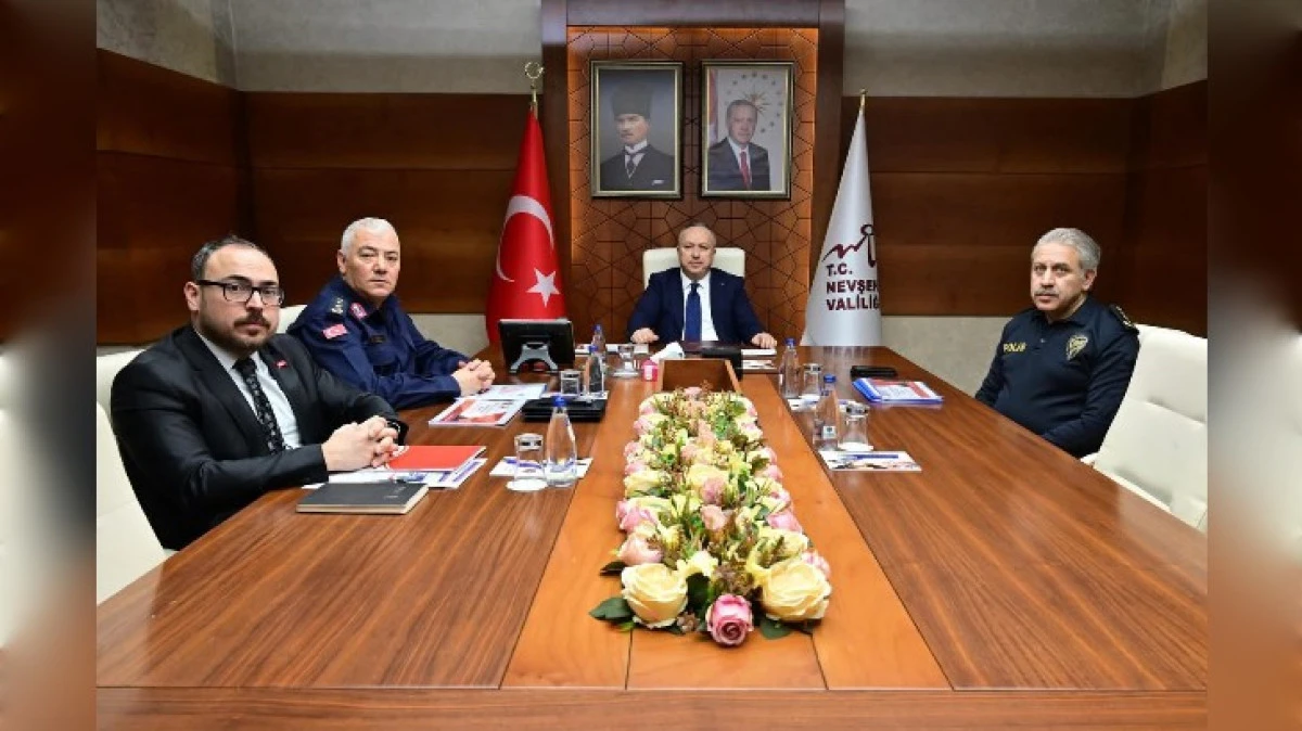 D&Uuml;ZENSİZ G&Ouml;&Ccedil; M&Uuml;CADELESİ S&Uuml;R&Uuml;YOR 