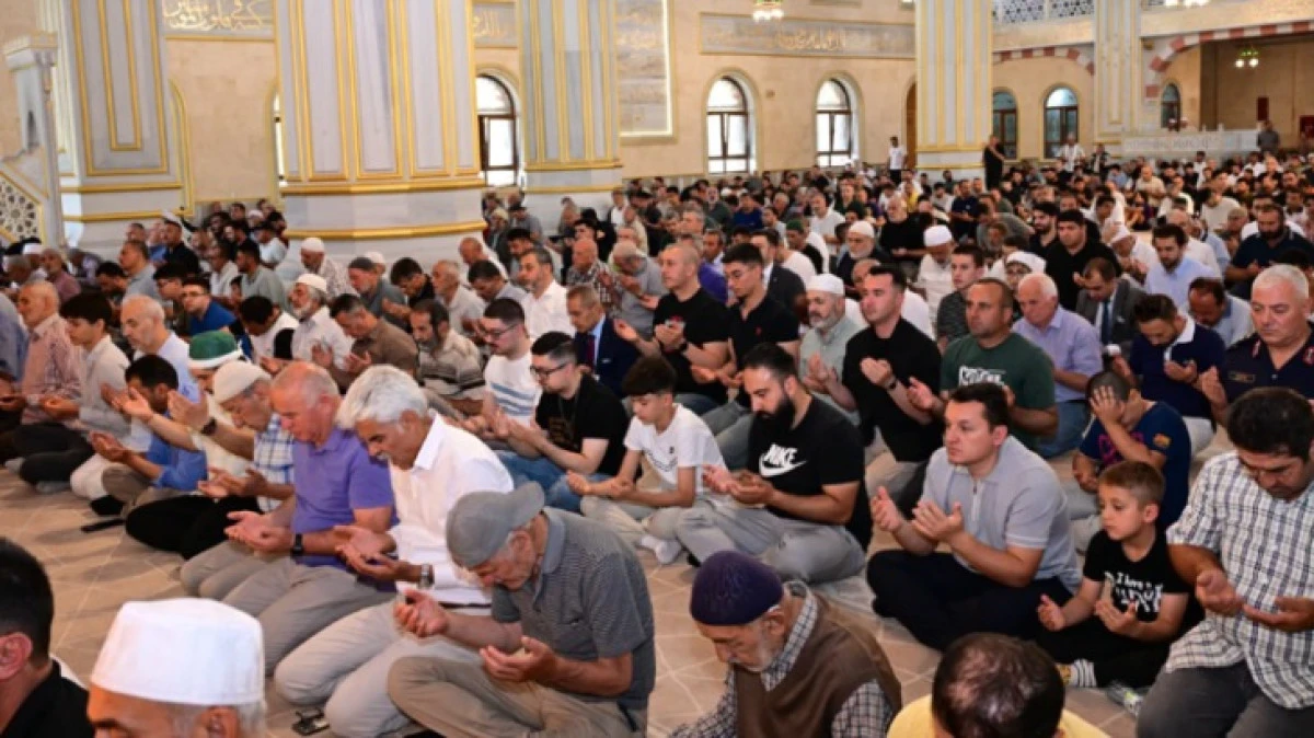 ELLER SEMAYA 15 TEMMUZ ŞEHİTLERİ İ&Ccedil;İN KALKTI 