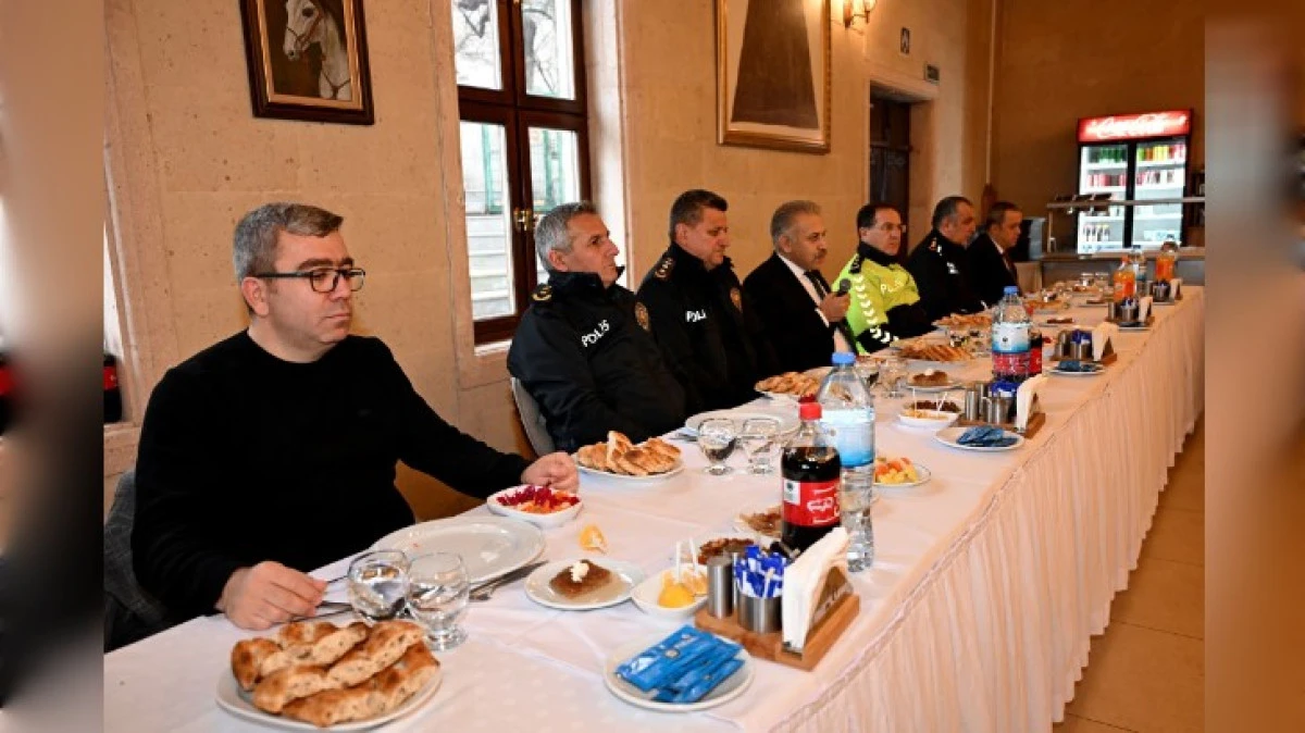 EMNİYET M&Uuml;D&Uuml;R&Uuml; PERSONELE YEMEK VERDİ 