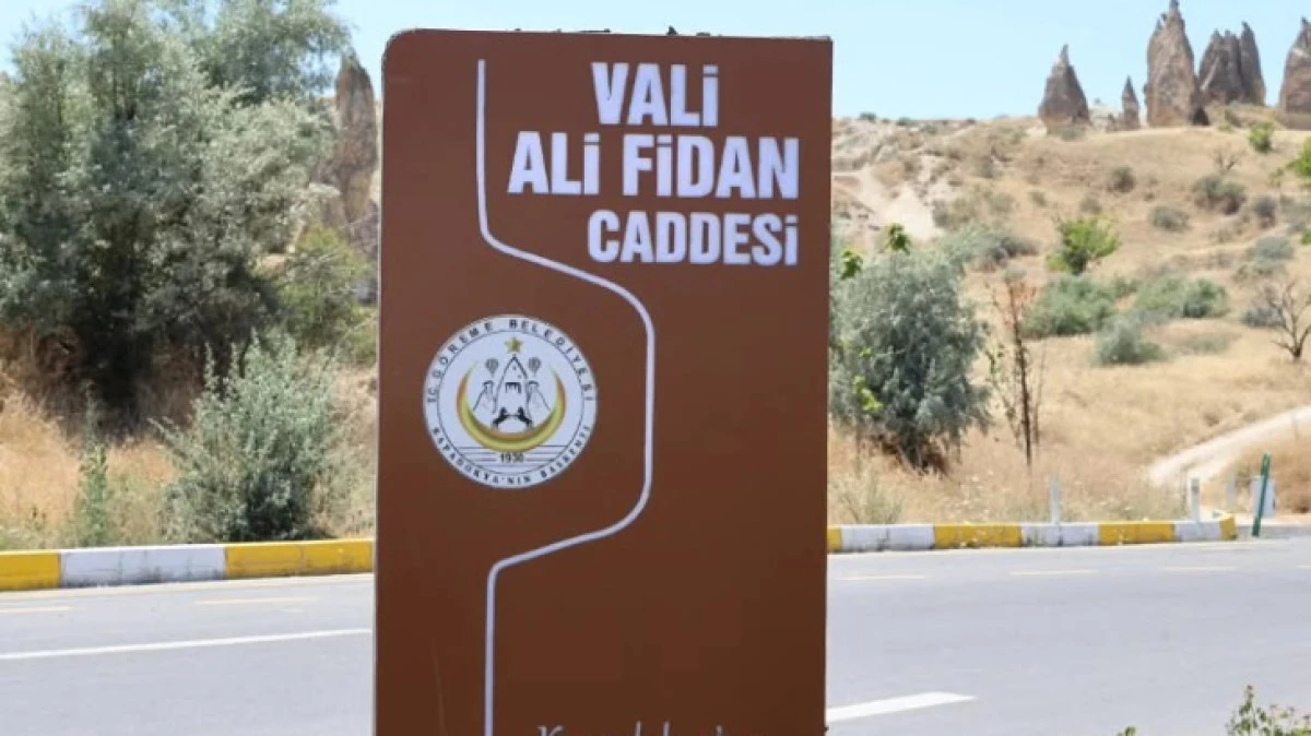 ESKİ VALİNİN ADI CADDEYE VERİLDİ 