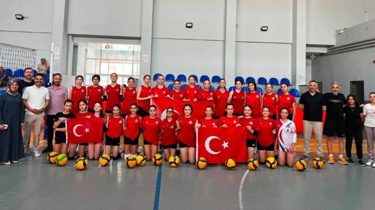 GAZİ ORTAOKULU'NDA 15 TEMMUZ ANISINA DOSTLUK MA&Ccedil;I D&Uuml;ZENLENDİ