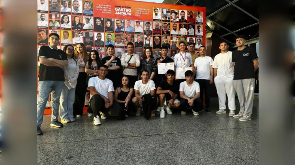 GENÇ ŞEFLER MADALYA İLE DÖNDÜ 