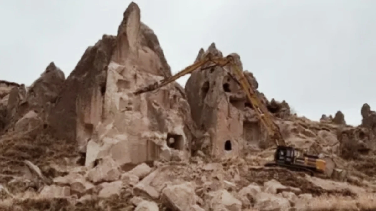 G&Ouml;REME&rsquo;DE KAYA D&Uuml;ŞMESİ FACİASININ ARDINDAN TEHLİKELİ PERİ BACASI PAR&Ccedil;ALARI KALDIRILIYOR