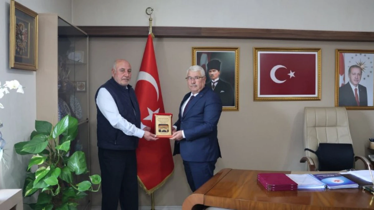HAYIRSEVER'E PLAKET TAKDİM EDİLDİ 
