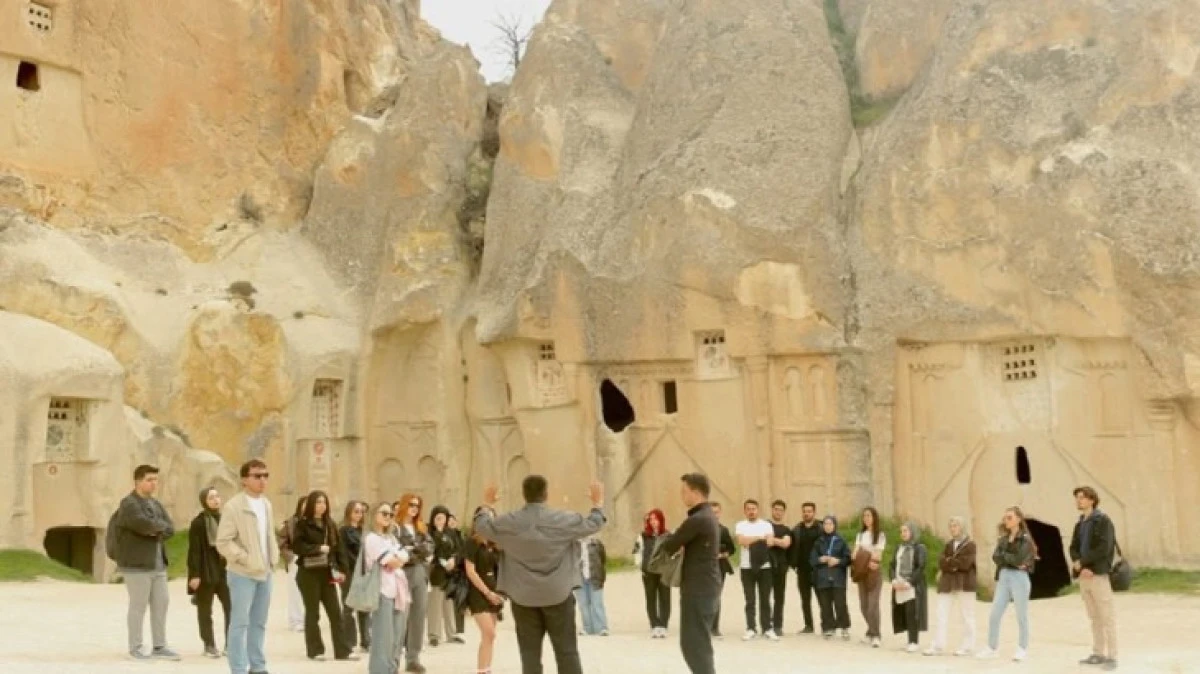 HEM GEZDİLER HEM FOTOĞRAF &Ccedil;EKTİLER 