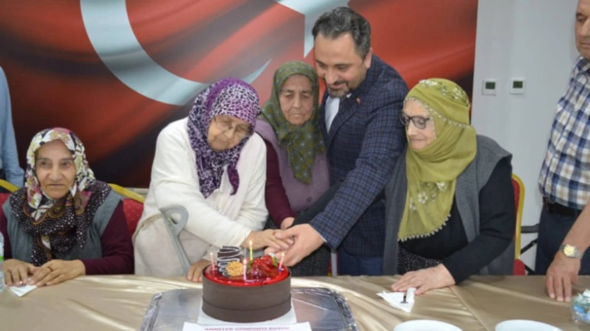 HUZUREVİNDE ANNELER G&Uuml;N&Uuml; KUTLAMASI 