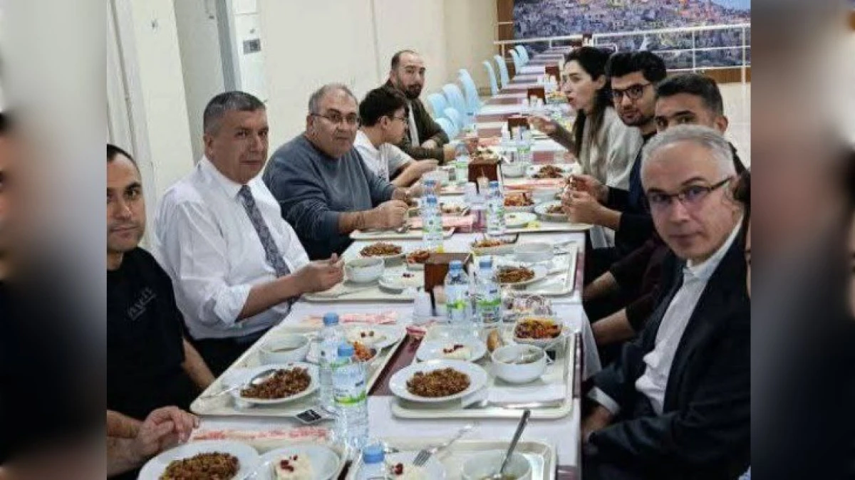 İFTARINI SAĞLIK &Ccedil;ALIŞANLARI İLE YAPTI 