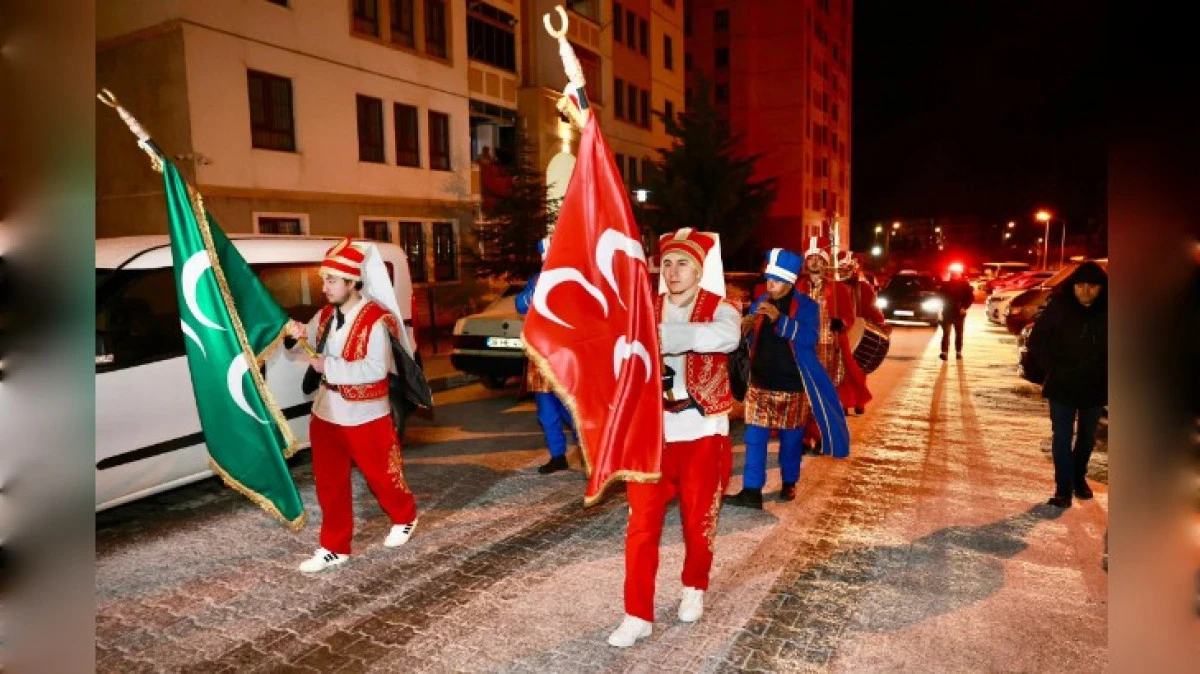 İLK SAHURA MEHTERAN KALDIRDI 