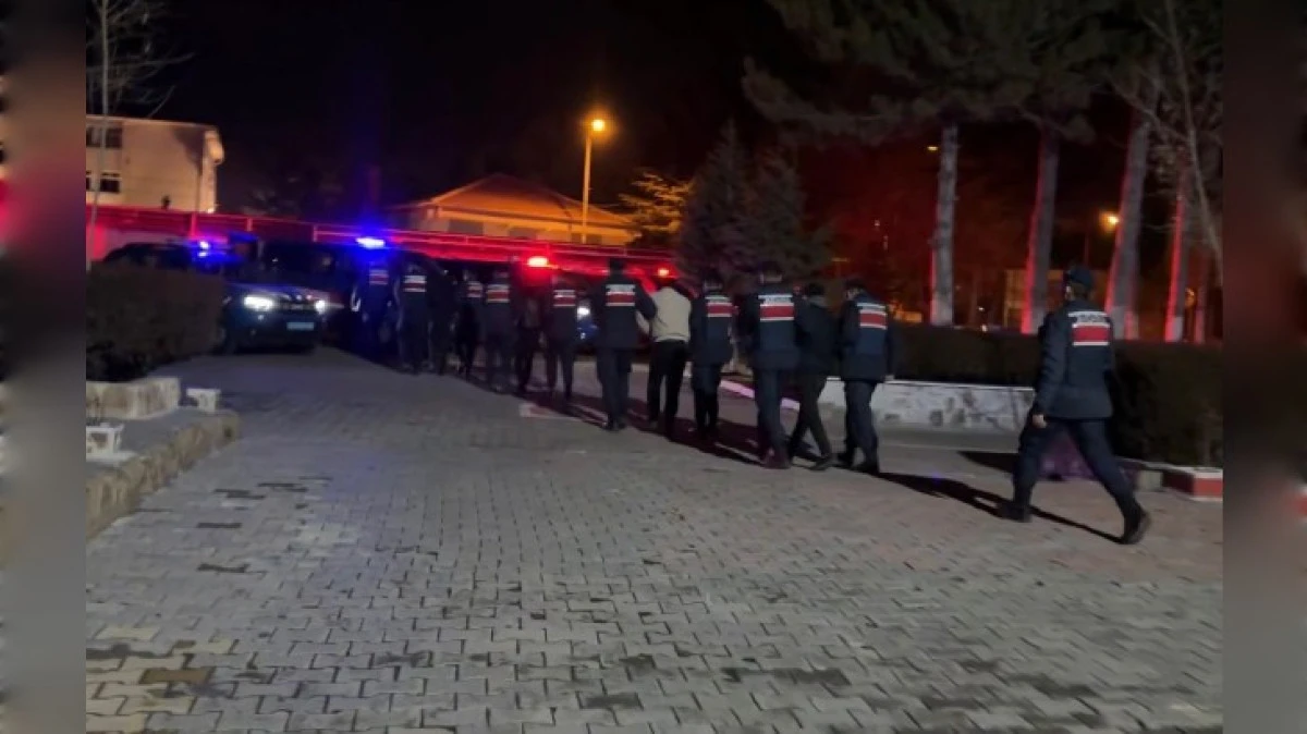 JANDARMADAN KA&Ccedil;AK G&Ouml;&Ccedil;MEN OPERASYONU 