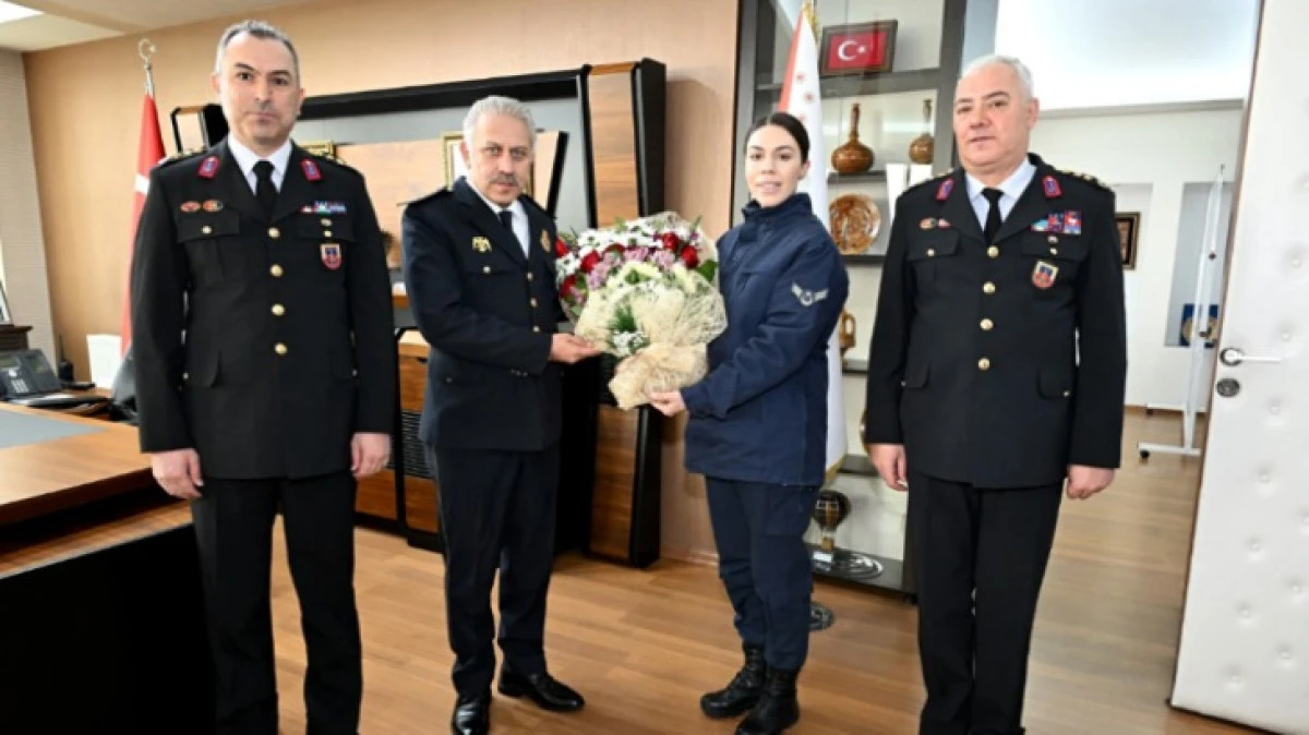 JANDARMADAN POLİS G&Uuml;N&Uuml; KUTLAMA ZİYARETİ 