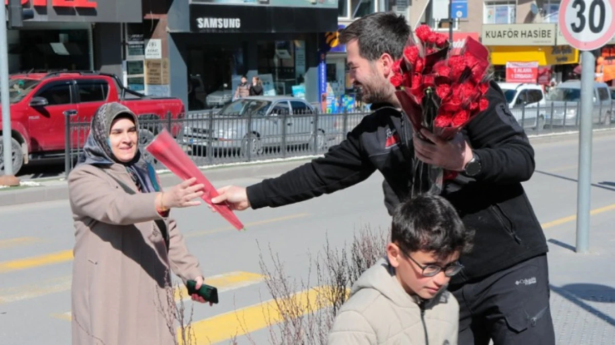 KADINLARA &Ccedil;İ&Ccedil;EK DAĞITILDI 