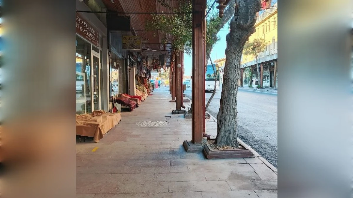 KALDIRIMLAR İŞGALİYEDEN KURTARILIYOR 