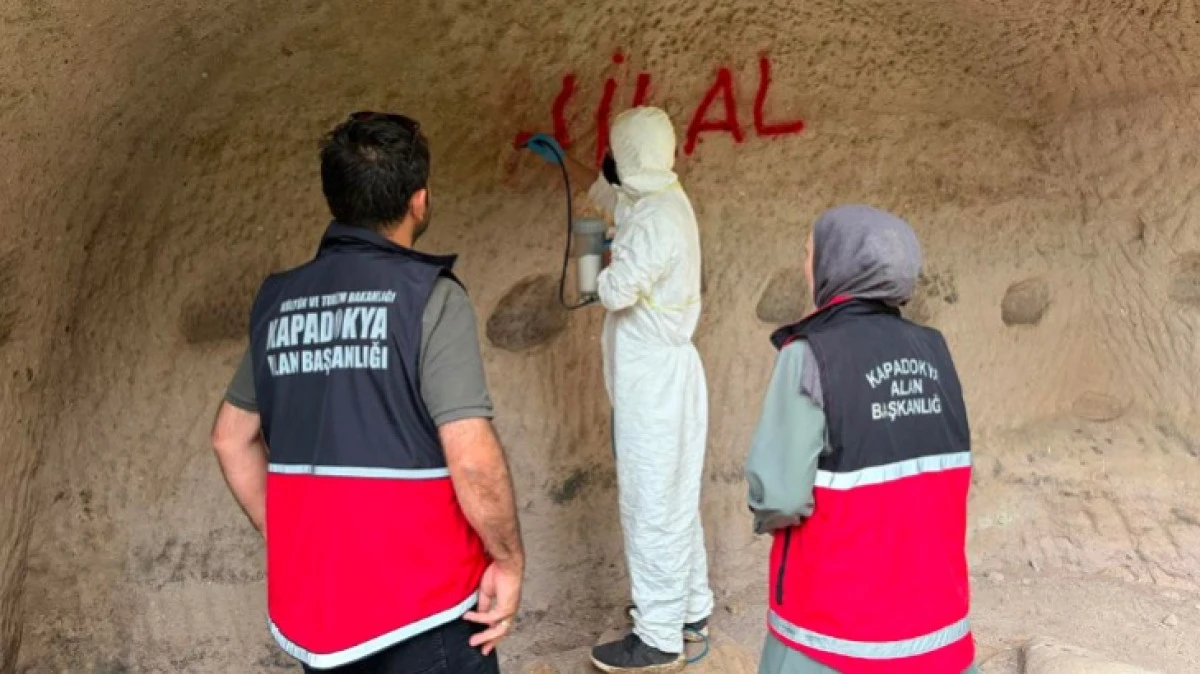 KAPADOKYA'DA TARİH&Icirc; MEKANLARA YAZILAN YAZILAR TEMİZLENİYOR 