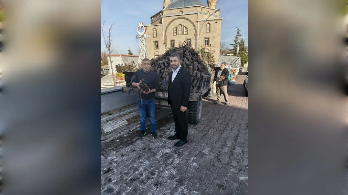 KARAPINAR'DA VATANDAŞLARA 2 BİN FİDAN DAĞITILDI 