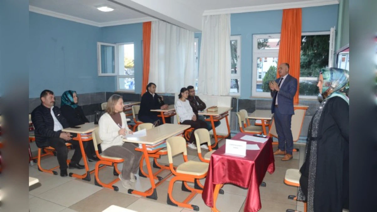 KARDELEN KOLEJİNDE 9. SINIFLAR VELİ TOPLANTISI YAPILDI 