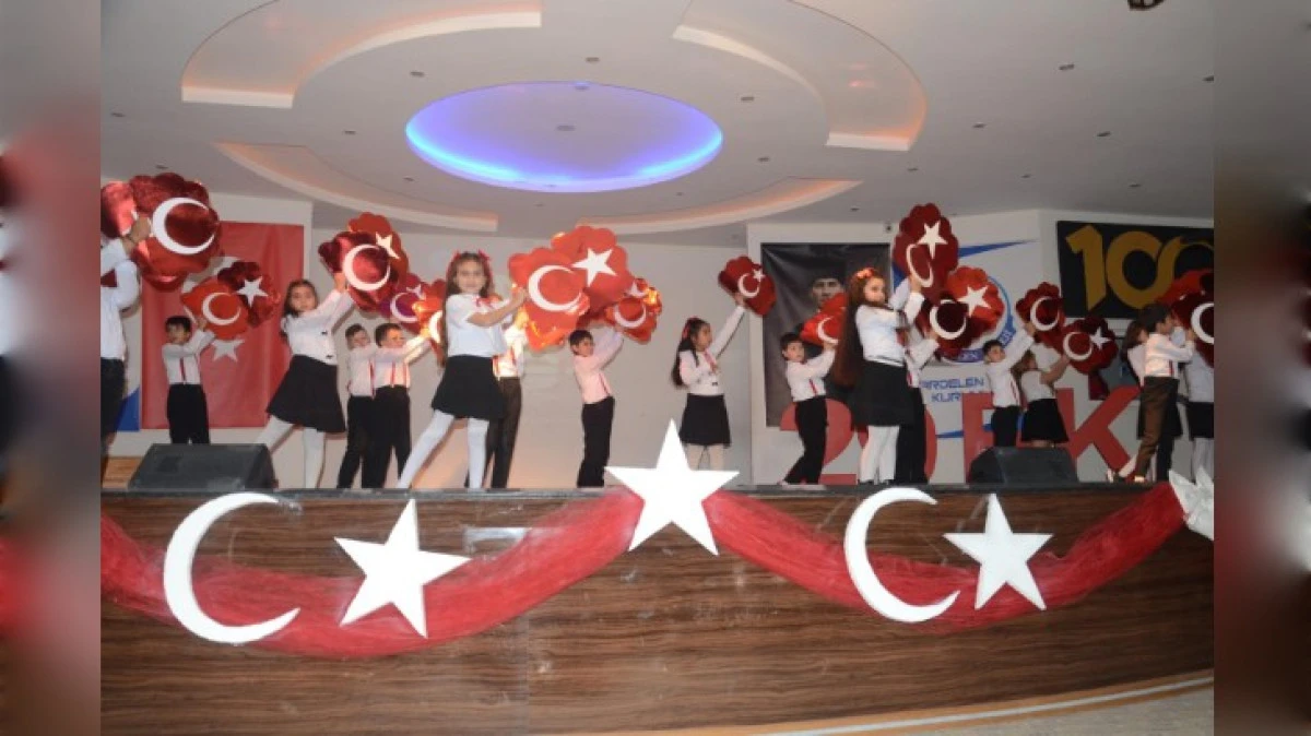 KARDELEN KOLEJİNDE CUMHURİYET BAYRAMI GÖSTERİSİ 