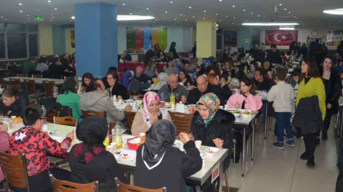 KARDELEN KOLEJİNDE İFTAR YEMEĞİ VERİLDİ 